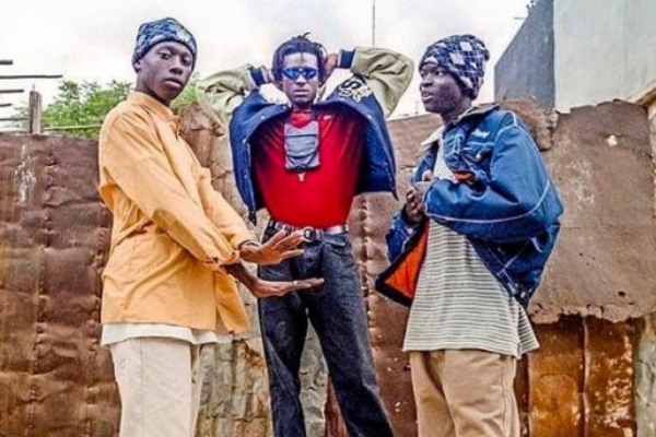 (Ph) Dakaractu - Faada Freddy, Ndongo J et Lord Aladjiman (Daara J) posant pour la couverture du journal Libération de Paris.