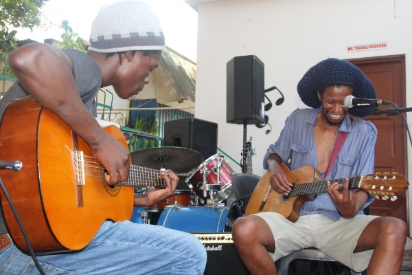 Sibusile Xaba (right) performs with his band at the MCA in Mozambique. Photo: www.music-crossroads.net