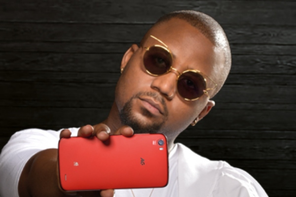 Cassper Nyovest with the new AG #Hashtag phone, which he helped design.