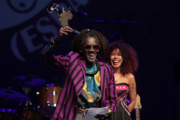 Cheikh Lô brandissant son nouveau Trophée. (Photo) Facebook Nicolas Diop