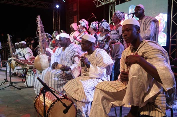 Un groupe traditionnel lors du Festival sur le Niger. (Photo) : www.festivalsegou.org