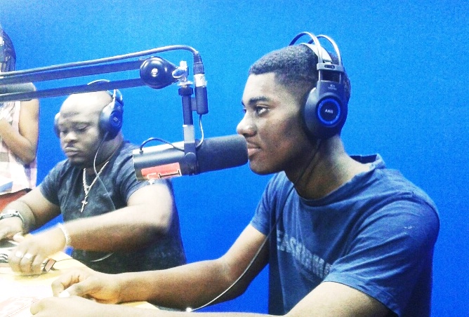 Samuel lors d'une interview sur une station de radio à Libreville. Photo: Facebook