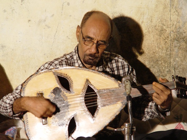 the late Zein l’Abdin during a performance. Photo by Andrew Eisenberg