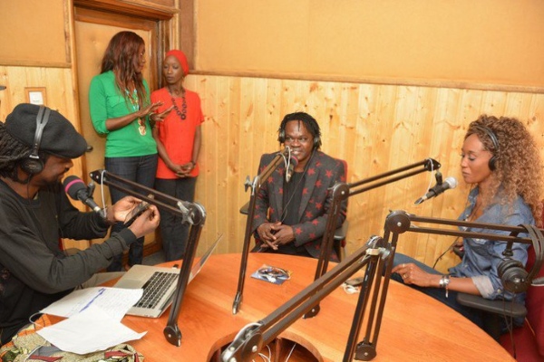 Baaba Maal dans les studios de Fem FM en compagnie de Xuman et de Kia