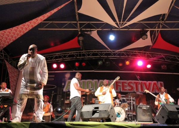 Le Guinéen Sékouba Bambino sur scène lors de la 2ème édition du festival des musiques du monde ou Abidjan festival. (Ph): rti.ci