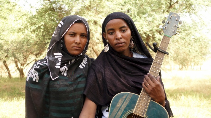 Members of Les Filles de Illighadad band.