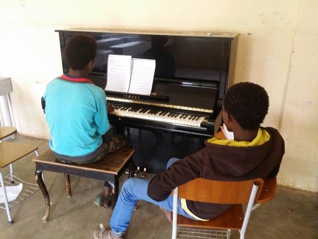 Les étudiants pendant un cours de piano. Photo fournie par Senai Andemariam