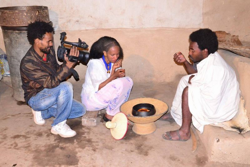 Lors d’un tournage. Photo gracieusement offerte par Yonatan Tewelde