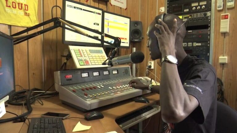 Un animateur radio au travail. Photo : www.vimeo.com