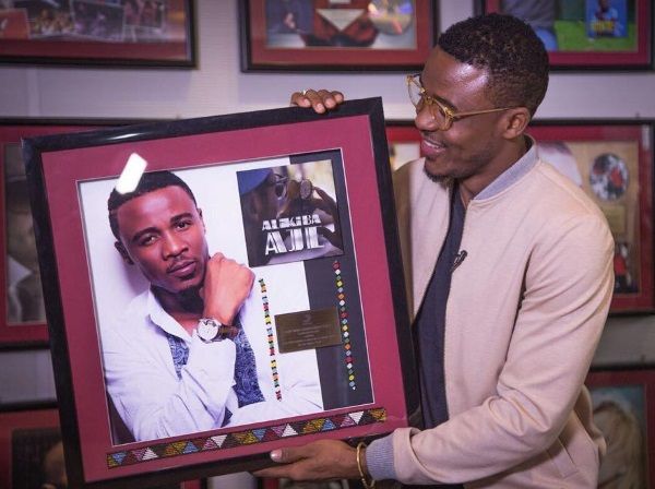 Ali Kiba displays his congratulatory plaque.  Photo: Bongo5.com