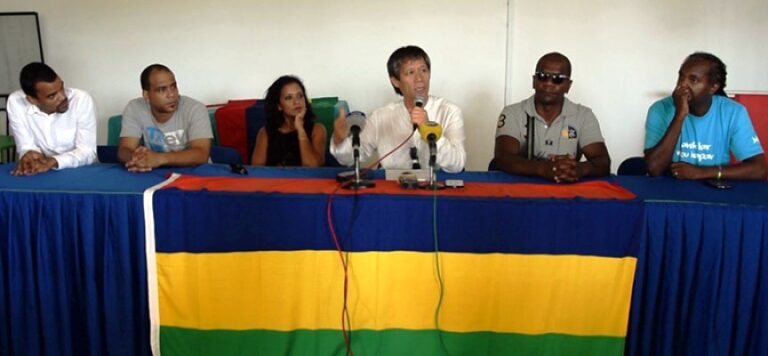 Percy Yip Tong s'adresse aux journalistes lors de la conférence de presse. Photo: ionnews