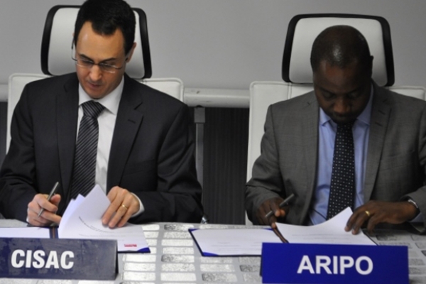 Gadi Oron and Fernando dos Santos signing the agreement in Harare.  Photo: Aripo