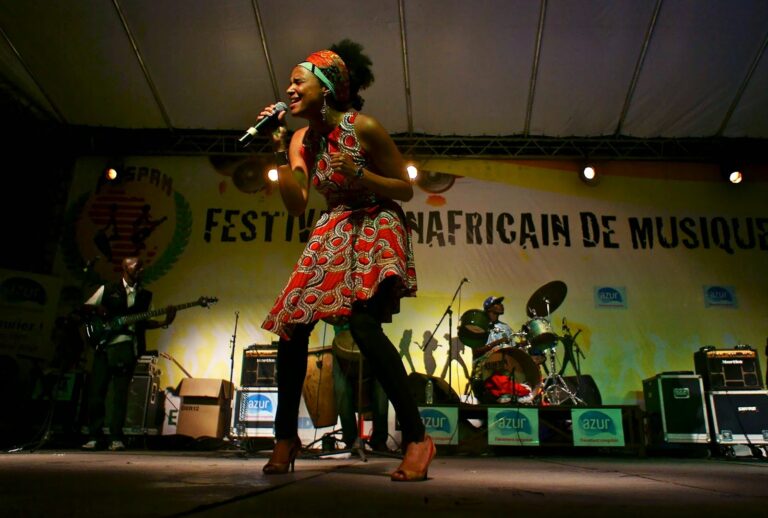 La chanteuse congolaise Syssi Mananga lors d'un concert au Fespam. Photo:DR