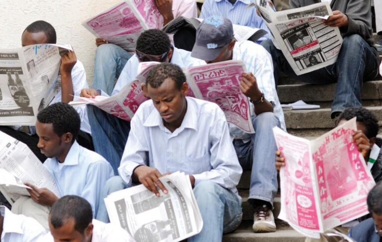 Les lecteurs d'Arat Kilo. Photo : www.hrw.org
