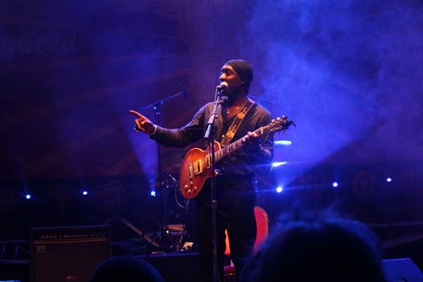 Roland Tchakounté sur la scène du Festival Sauti za Busara