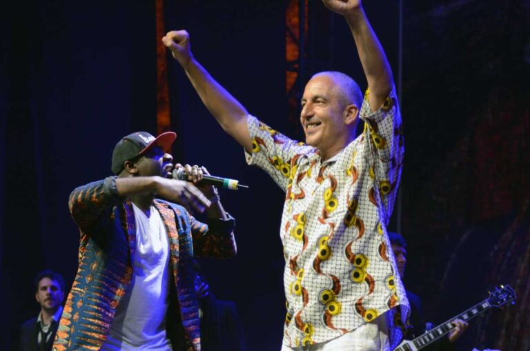 Yusuf Mahmoud (levant les mains) lors d'un concert au festival Sauti za Busara. Photo: DR