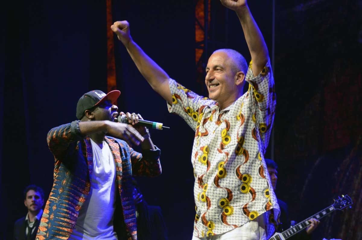 Yusuf Mahmoud (levant les mains) lors d'un concert au festival Sauti za Busara. Photo: DR