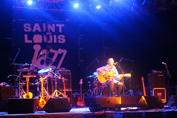 Lokua Kanza sur la scène du Festival de Saint-Louis