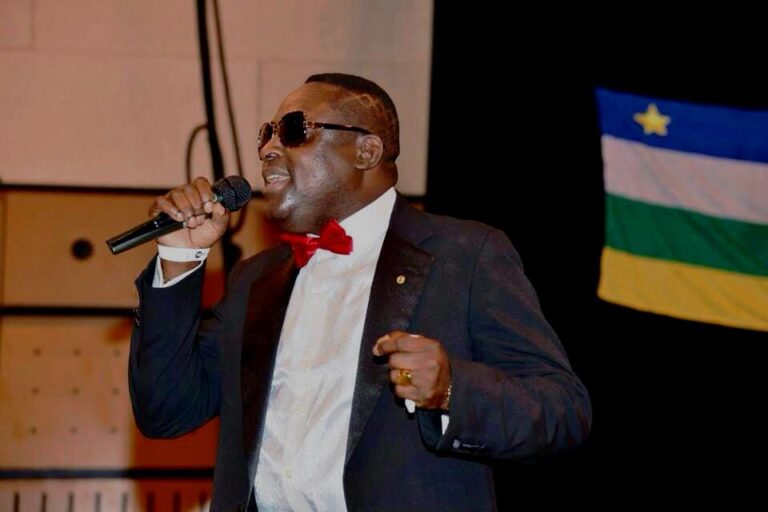 Le chanteur BB Matou pendant un concert. Photo: Facebook officiel de l'artiste.