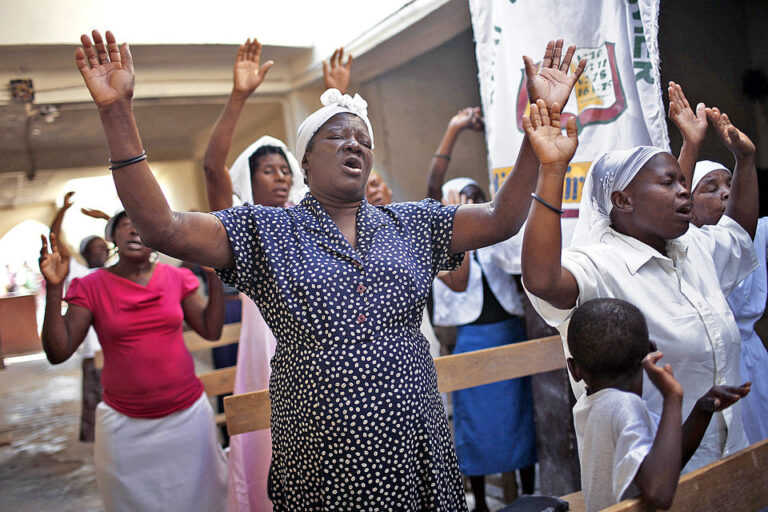 Les femmes chantent pendant un culte religieux. Ph: DR