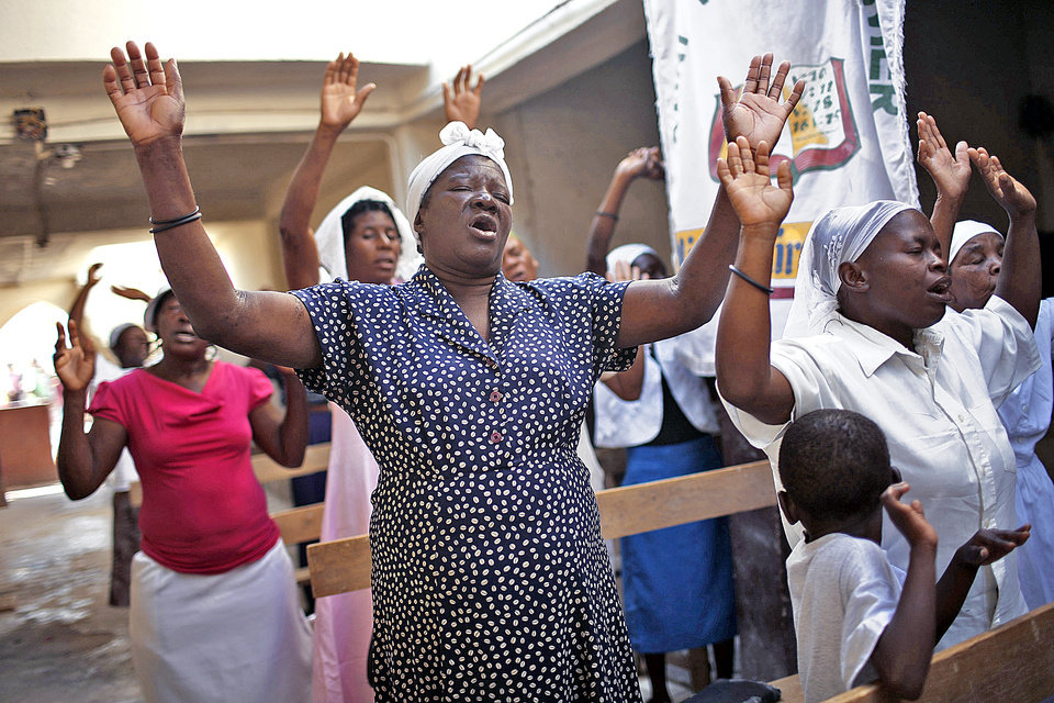 Les femmes chantent pendant un culte religieux. Ph: DR