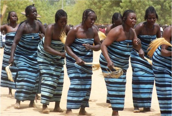 Femmes esquissant quelques pas de danse traditionnelle Moagha