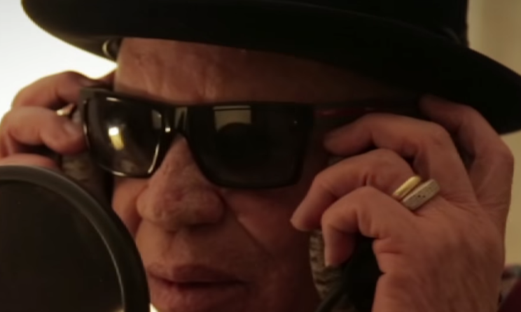 Salif Keita dans la chanson "Africa Stop Ebola"