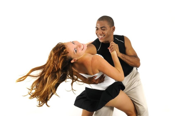 Un couple dansant le Zouk