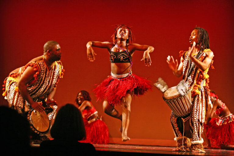 Danseurs africains. Source: Pinterest.