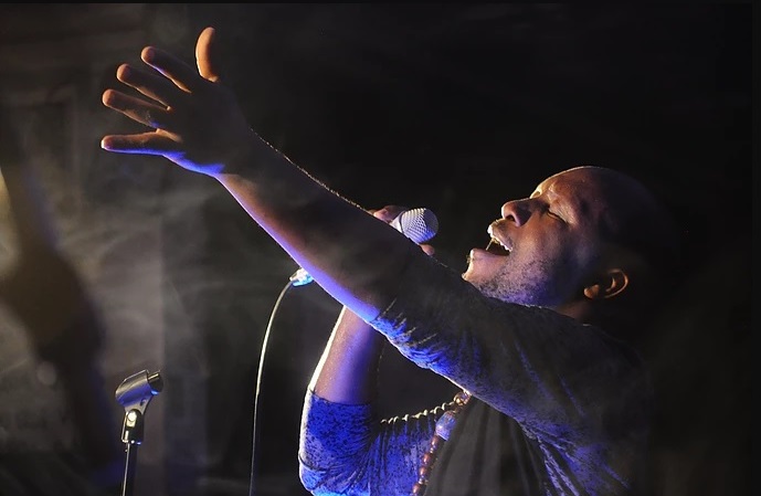 David K lors d'un concert au Cameroun. Source: davidkmusik.com