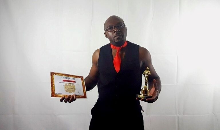 Le chanteur Frisson lors de sa récompense à la Nuit des oscars (Grande Bretagne, 2016). Source: Facebook.