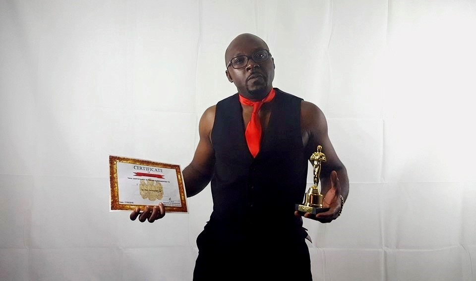 Le chanteur Frisson lors de sa récompense à la Nuit des oscars (Grande Bretagne, 2016). Source: Facebook.