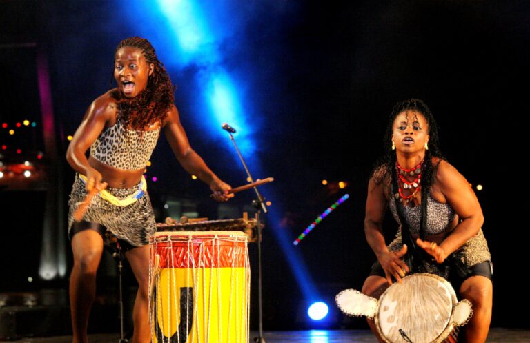 Nimbaya! sur scène (Photo) : amazoneswomandrummers.com