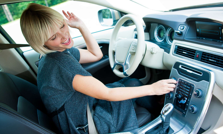 A new study has found that listening to music while driving increases driver performance.