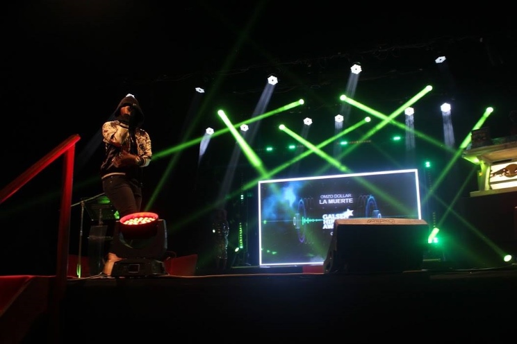 Omzo Dollar sur la scène des Galsen Hip Hop Awards