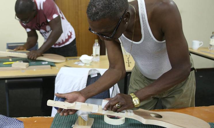 Les participants en pleine concentration sur leurs dulcimers.