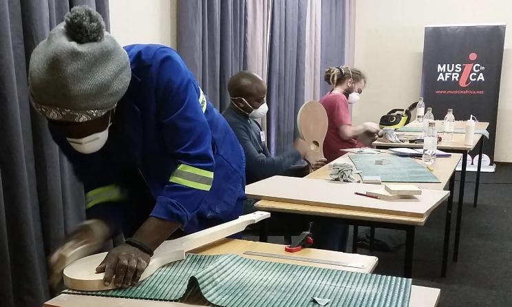 Un participant concentré sur son travail.