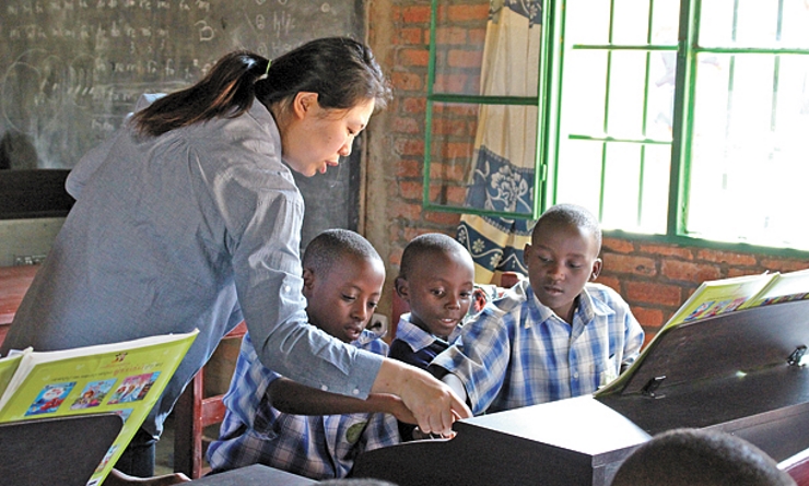 Kim Jung-im teaches Rwandan students the piano. Photo: KOICA