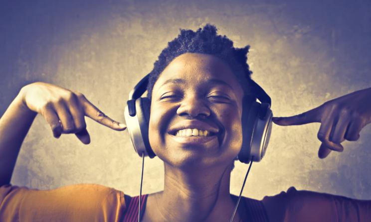 Jeune femme écoutant de la musique