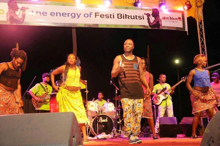 Le chanteur camerounais Petit Pays au Festibikutsi 2016. Source : site officiel de Festibikutsi