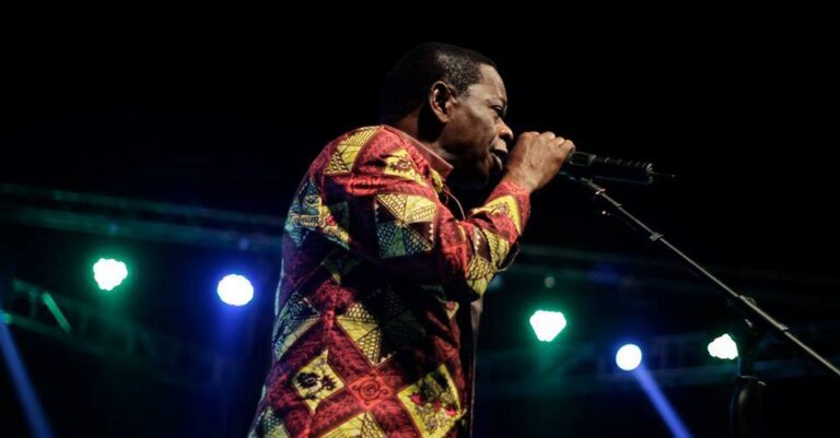 Le chanteur Sam Mangwana au Festival international de la rumba et de l'élégance (Kinshasa, juin 2017)