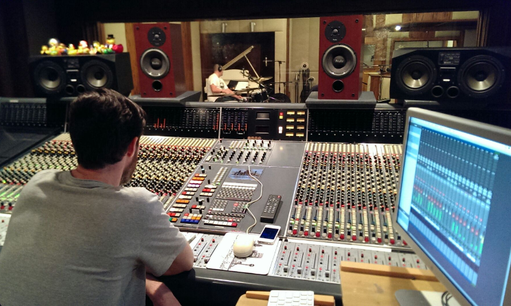 Van Der Tuin says 'cupping the mic' is a bad habit mostly seen with hip hop artists.