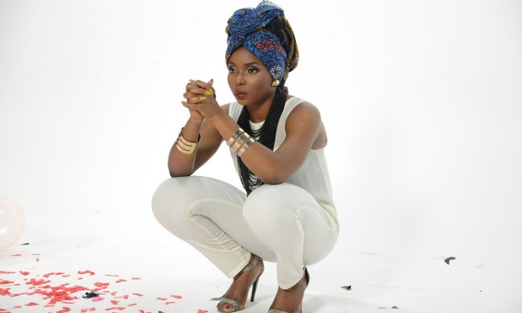 Yemi Alade has expressed displeasure at "unprofessional" Sarkodie. Photo: Effyzzie