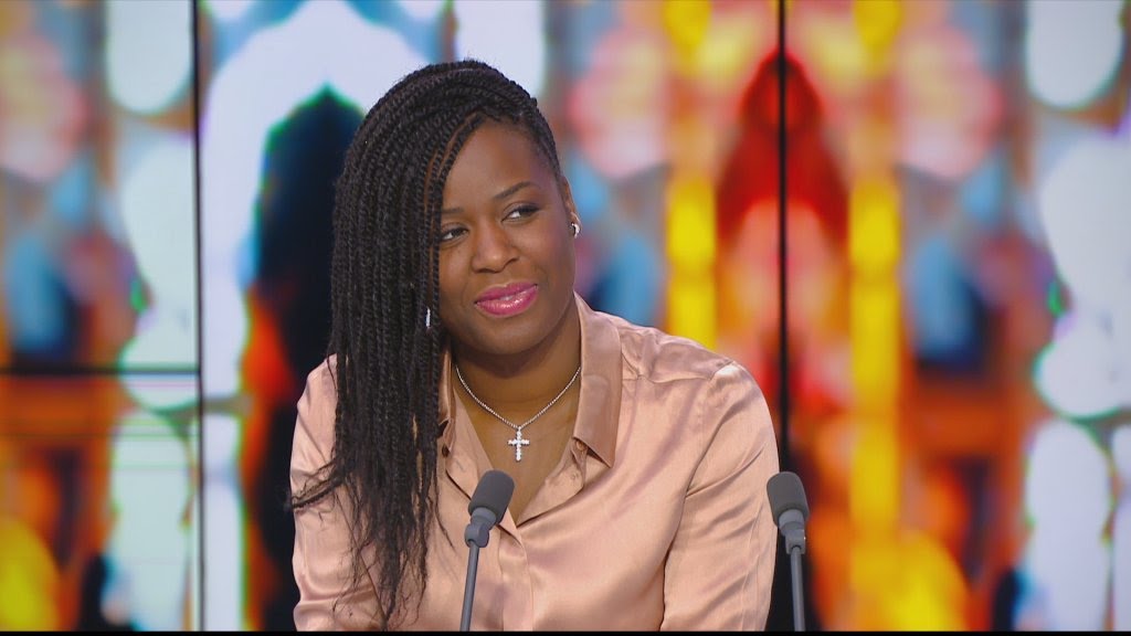 La chanteuse Charlotte Dipanda sur le plateau de la chaîne d'informations France 24.