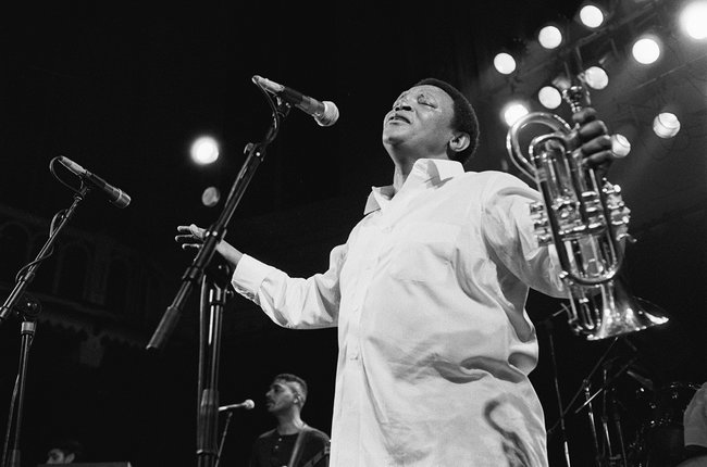 Hugh Masekela pendant un concert à Amsterdam (Pays-Bas, 1990). Photo: Frans Schellekens/Redferns.
