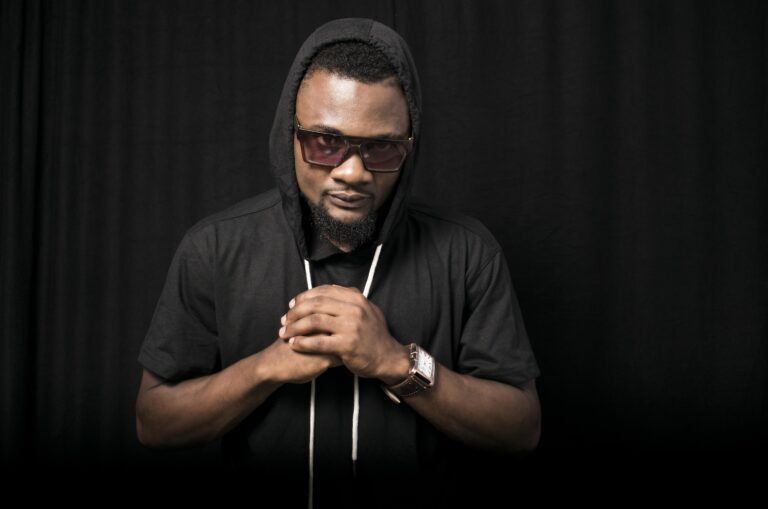 Jamesy, le jeune chanteur camerounais a sorti un nouveau single intitulé "Ndzaman" en décembre 2017.