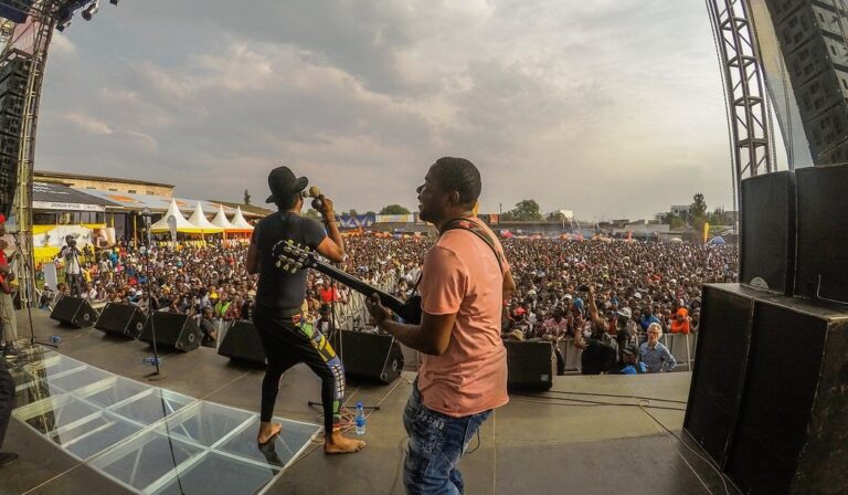 Le groupe Okwess International pendant son spectacle au Festival Amani (2018). Photo: Amanifest/Justkas.