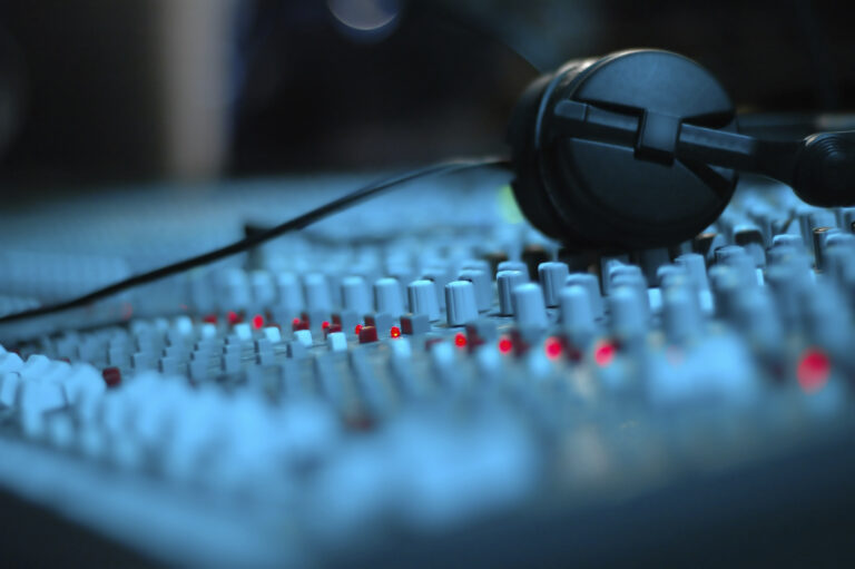 Console de studio (Photo) : http://technicien-du-son.com