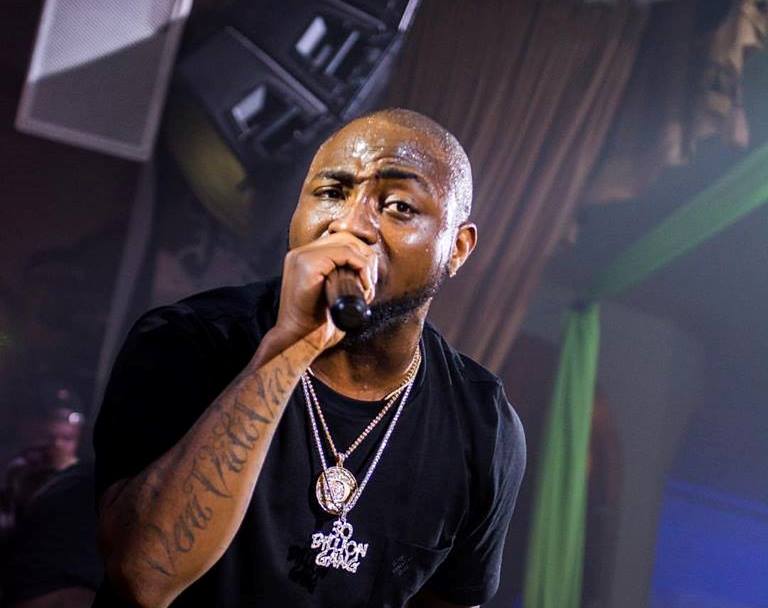 Le chanteur nigérian Davido lors d'un concert à Toronto (Août 2017, Canada).