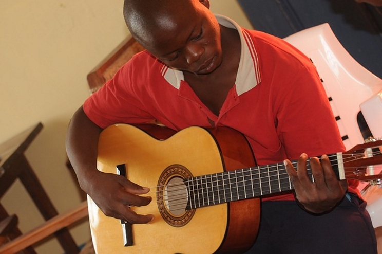 Jeune guitariste (Photo) : pixabay.com